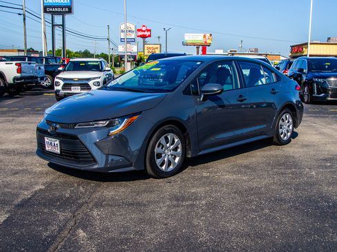 Used 2025 Toyota Corolla LE FWD image 3
