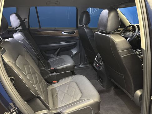 Used 2024 Volkswagen Atlas SE AWD/4WD image 23