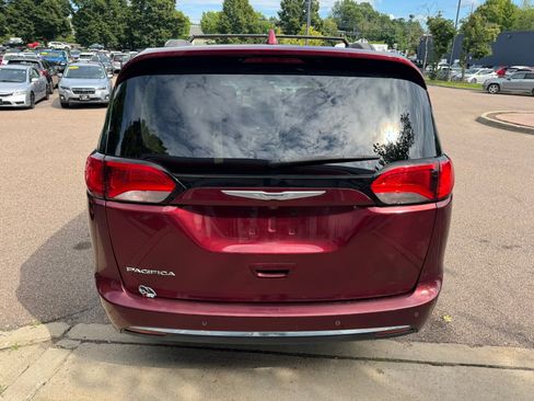 Used 2017 Chrysler Pacifica Touring-L FWD image 6