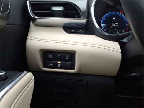 Used 2023 Toyota Highlander Limited image 18
