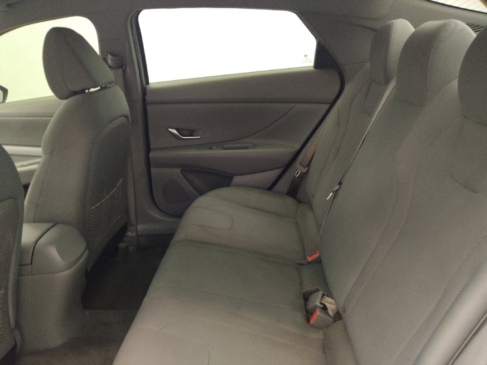 Used 2021 Hyundai Elantra SE FWD image 18