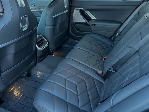 Used 2024 BMW i7 xDrive60 image 4