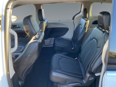 Used 2023 Chrysler Pacifica Touring-L FWD image 13