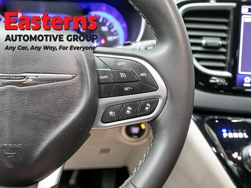 Used 2023 Chrysler Pacifica Touring-L FWD image 16
