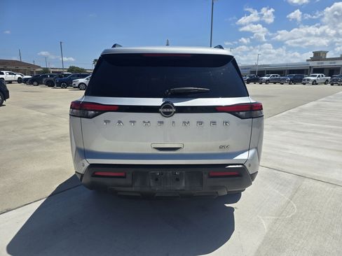 Used 2022 Nissan Pathfinder SV image 4