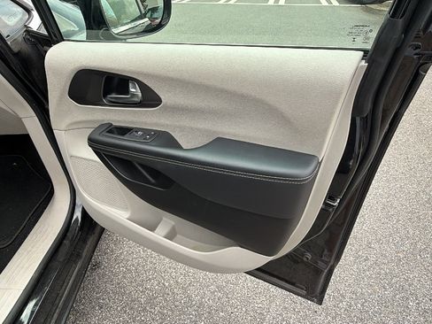 Used 2024 Chrysler Pacifica Touring-L FWD image 18