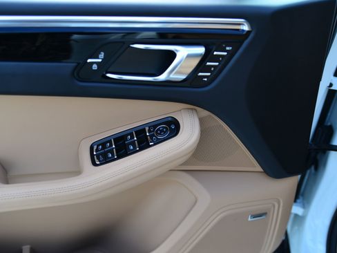 Certified 2025 Porsche Macan image 12