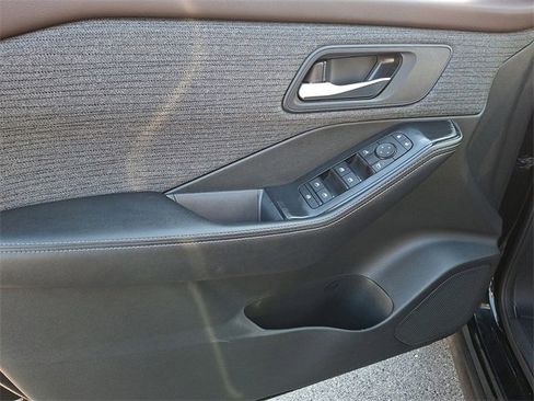 Used 2023 Nissan Rogue SV image 12