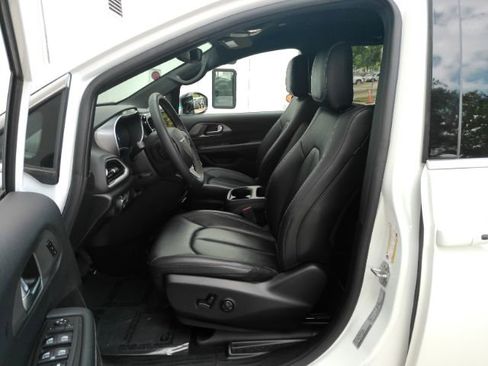 Used 2025 Chrysler Pacifica Select image 14