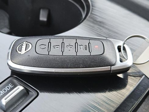 Used 2024 Nissan Rogue SV image 32