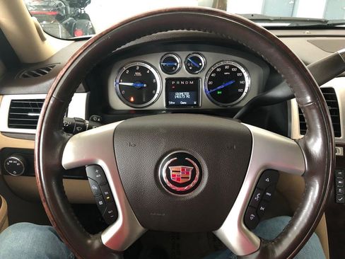 Used 2011 Cadillac Escalade Premium AWD/4WD image 15