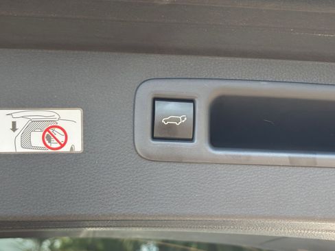Used 2025 Toyota Highlander LE FWD image 24