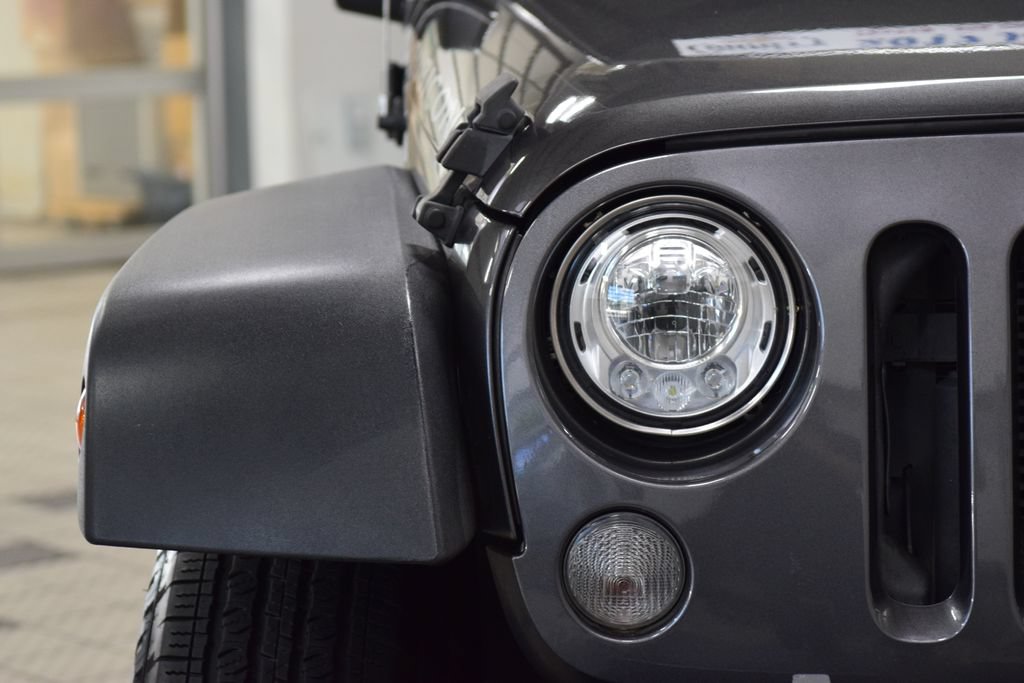 Used 2017 Jeep Wrangler Unlimited Rubicon w/ Connectivity Group AWD/4WD image 12