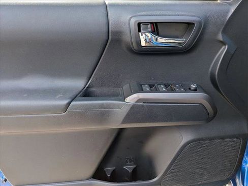 Used 2018 Toyota Tacoma TRD Sport w/ Technology Package AWD/4WD image 10