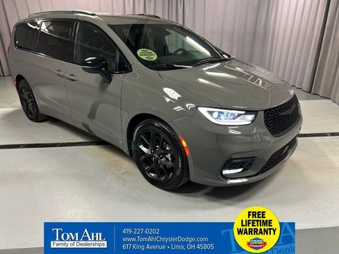 Used 2024 Chrysler Pacifica Touring-L w/ S Appearance Package FWD image 1