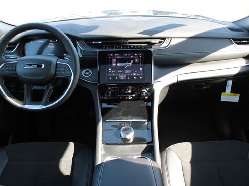 New 2025 Jeep Grand Cherokee L Altitude image 2