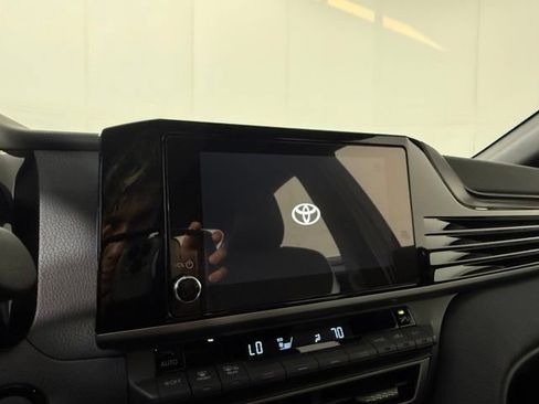 Used 2025 Toyota Camry SE FWD image 18