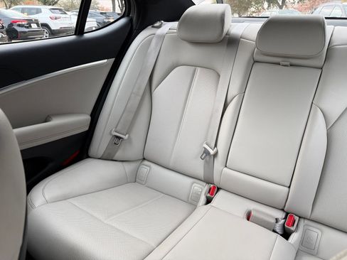 Used 2025 Genesis G70 2.5T image 40