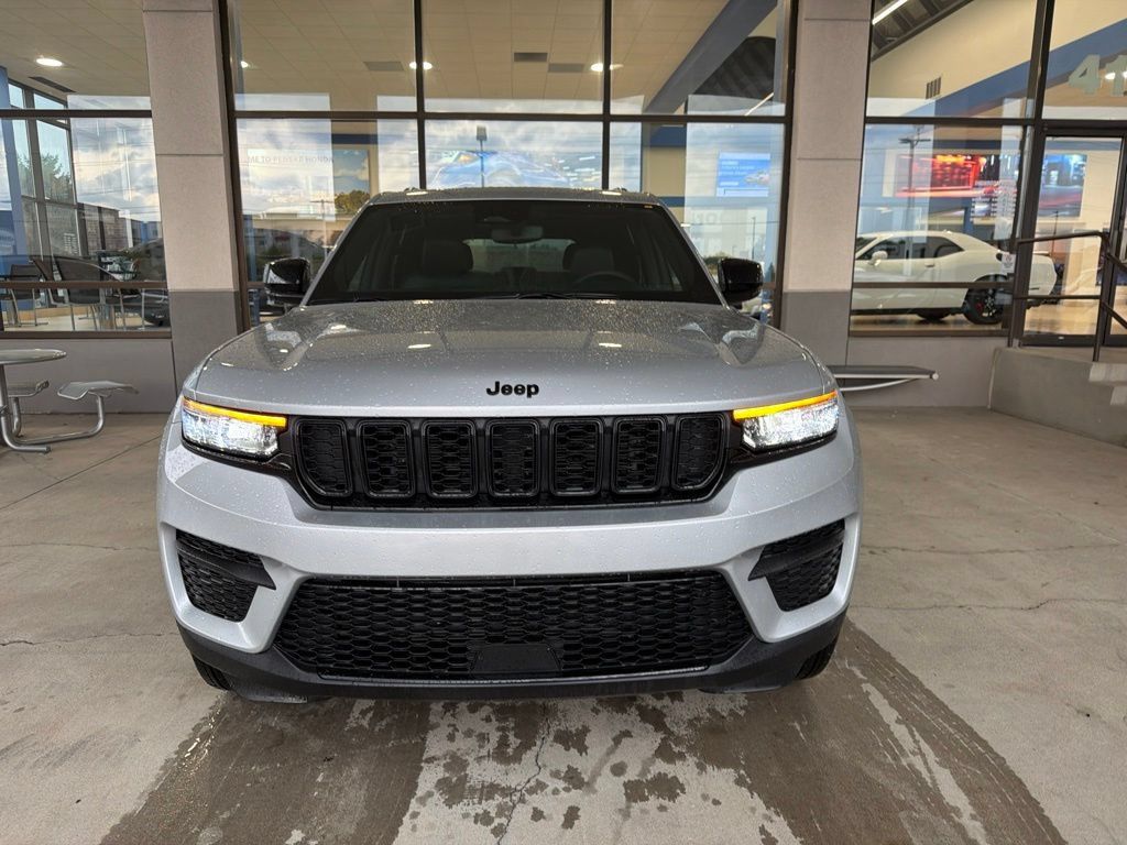 Used 2024 Jeep Grand Cherokee Altitude AWD/4WD image 8