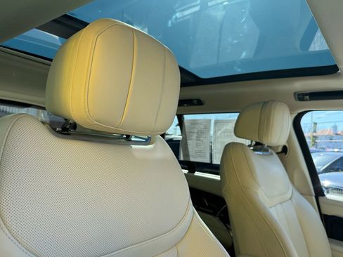 Used 2023 Land Rover Range Rover SE image 25
