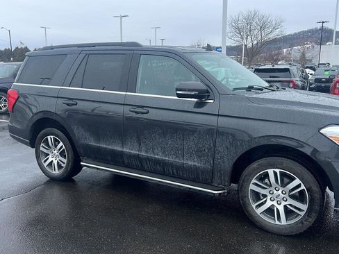 Used 2023 Ford Expedition XLT image 2