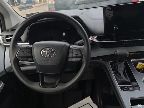 Used 2025 Toyota Sienna LE AWD/4WD image 4