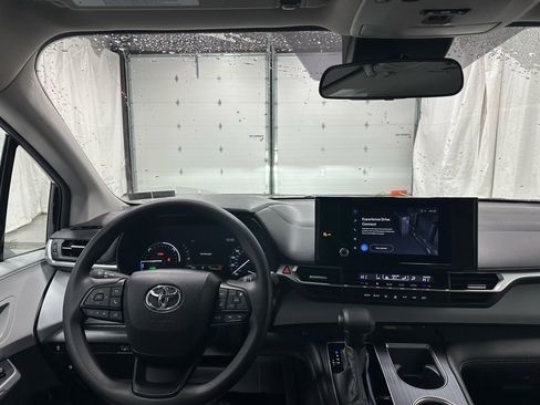 Used 2025 Toyota Sienna LE image 16