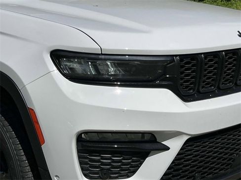 New 2025 Jeep Grand Cherokee Limited w/ Luxury Tech Group II image 9