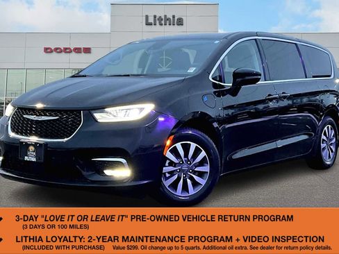 Used 2024 Chrysler Pacifica Select image 1