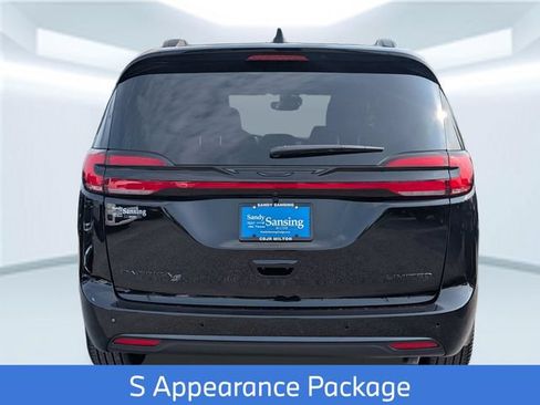 New 2027 Chrysler Pacifica Limited FWD image 5