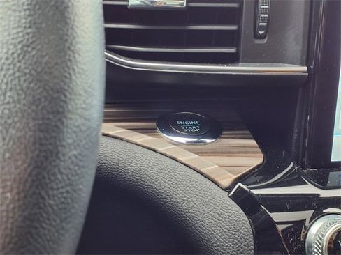 Used 2023 Ford Explorer Limited w/ Limited Technology Package image 18