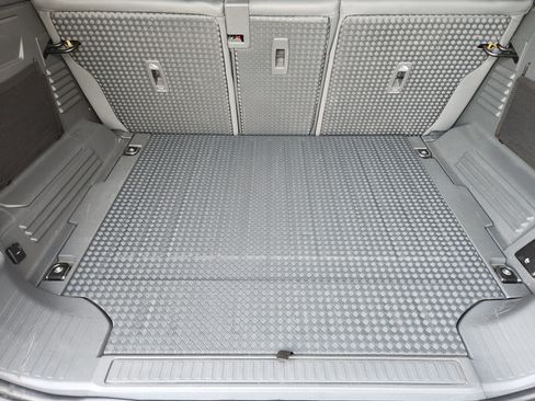 Certified 2023 Land Rover Defender 110 X-Dynamic SE image 29