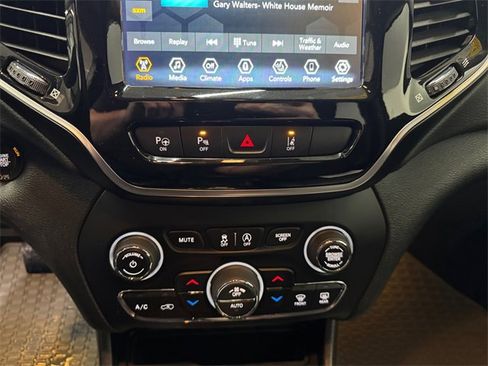 Used 2021 Jeep Cherokee Limited image 3