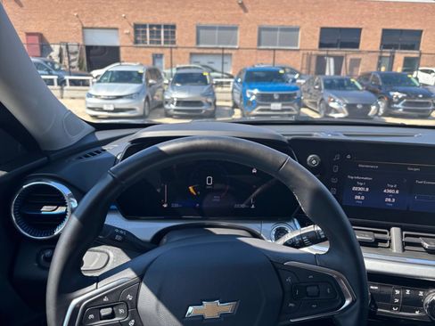 Used 2025 Chevrolet Trax LT w/ LT Convenience Package FWD image 32