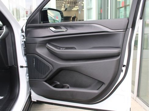 New 2025 Jeep Grand Cherokee Altitude image 23