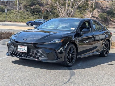 Used 2025 Toyota Camry SE FWD image 11