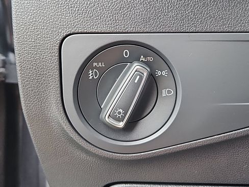 Used 2019 Volkswagen Tiguan SEL AWD/4WD image 17