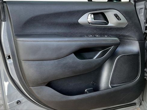 Used 2025 Chrysler Pacifica Select FWD image 18