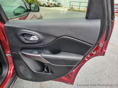 Used 2020 Jeep Cherokee Latitude w/ Cold Weather Group image 29