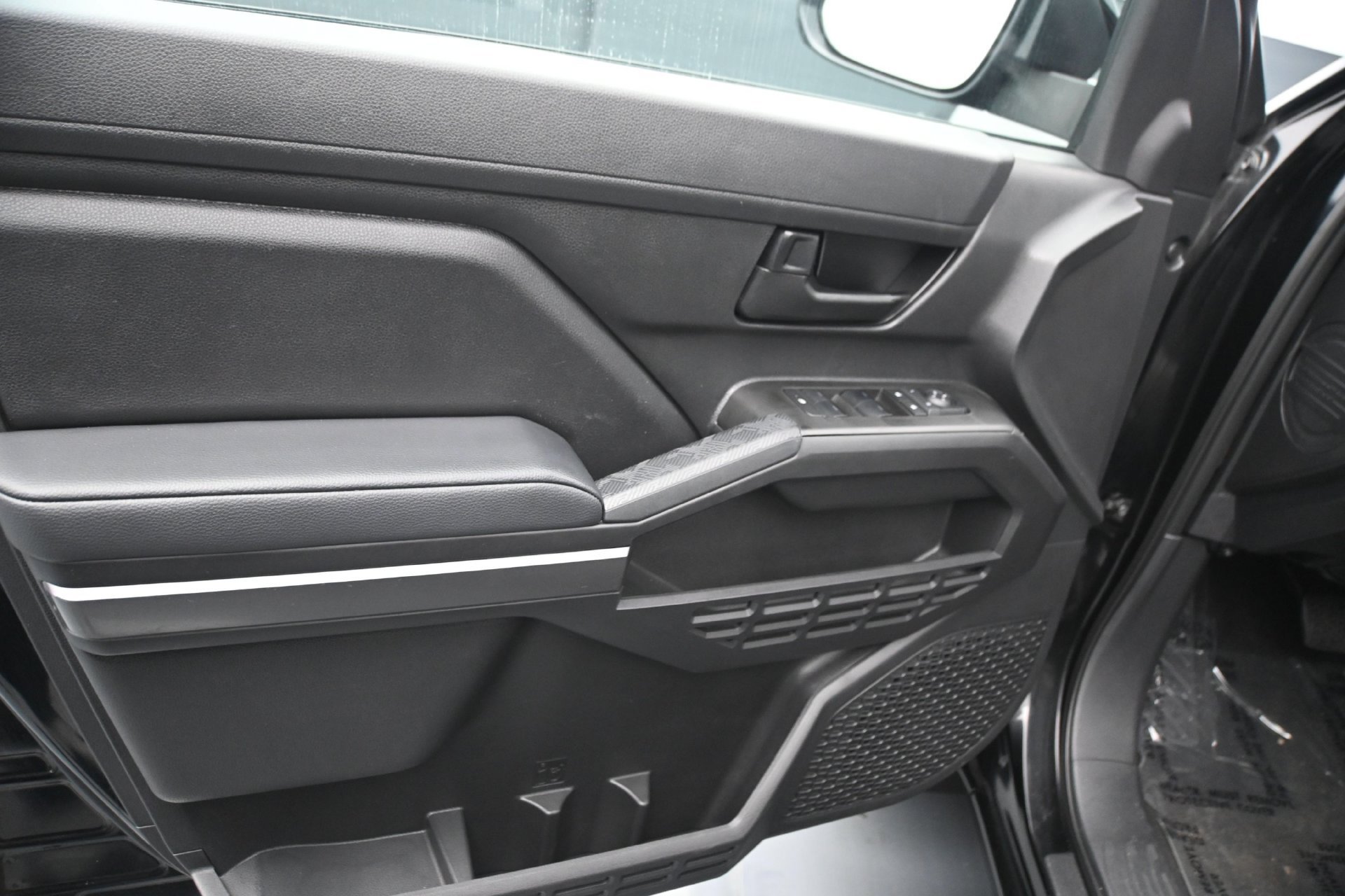 Used 2025 Toyota Tacoma SR5 AWD/4WD image 17