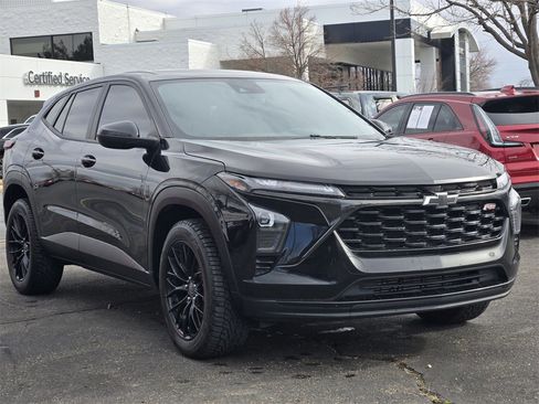 Used 2024 Chevrolet Trax RS w/ Sunroof Package image 2