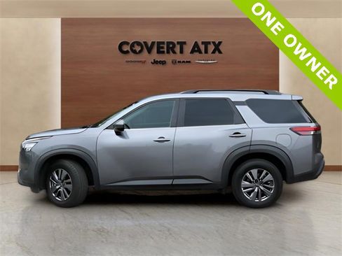 Used 2024 Nissan Pathfinder SV image 2