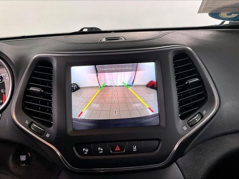 Used 2023 Jeep Cherokee Altitude Lux image 13