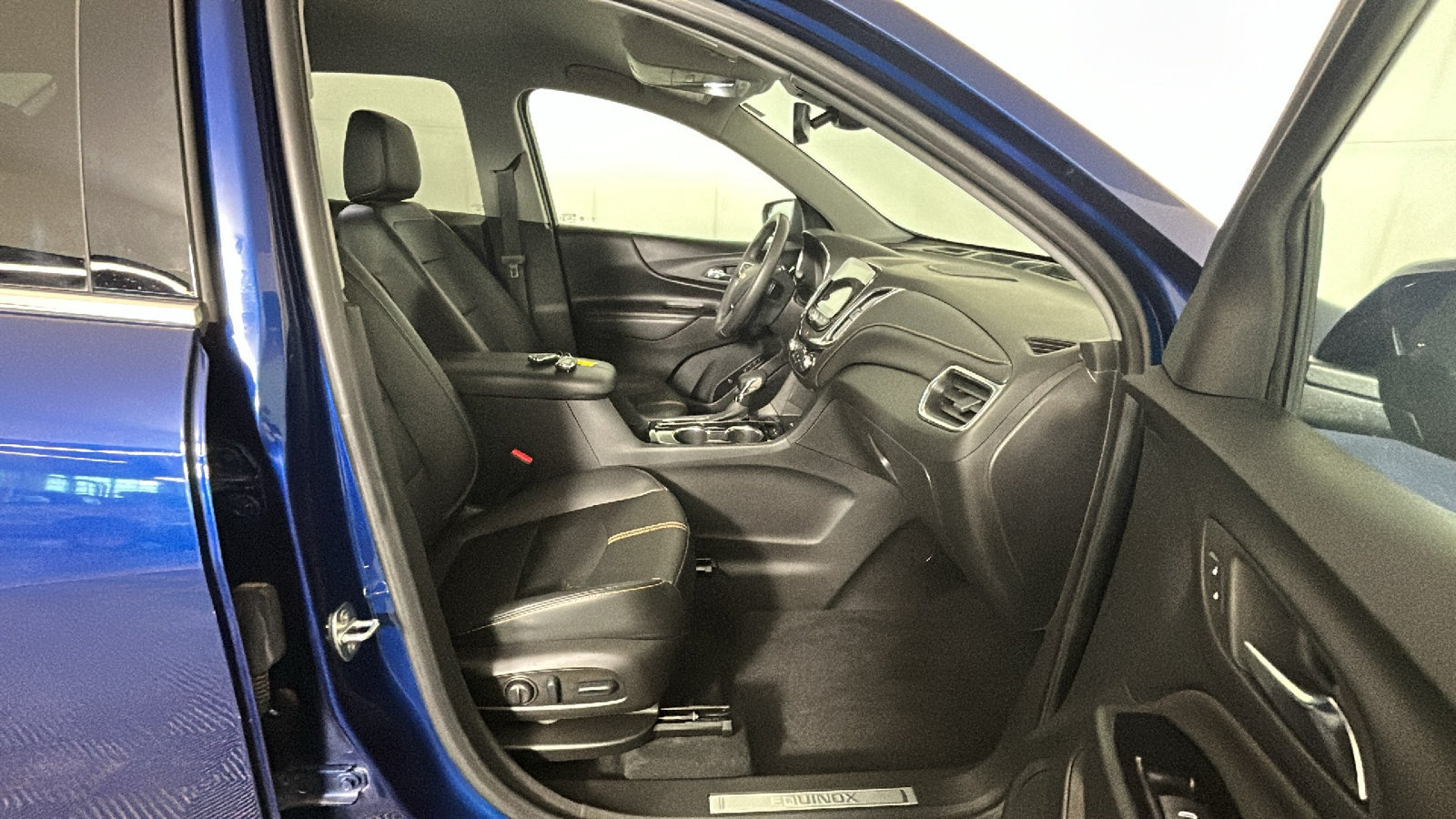 Used 2022 Chevrolet Equinox Premier AWD/4WD image 36