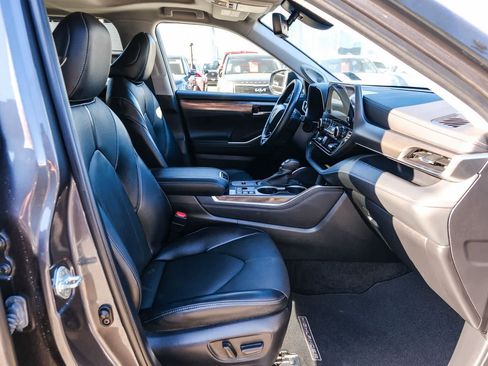 Used 2023 Toyota Highlander Limited FWD image 19