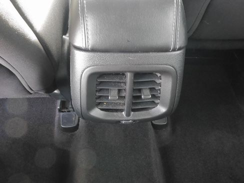 Used 2019 Jeep Cherokee Latitude w/ Cold Weather Group image 10