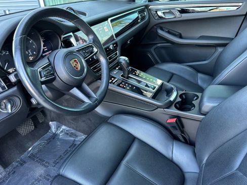Certified 2023 Porsche Macan image 4