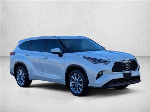Used 2021 Toyota Highlander Limited image 3