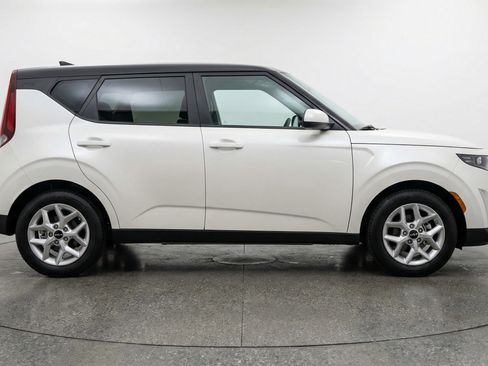 Used 2025 Kia Soul LX w/ LX Technology Package FWD image 11