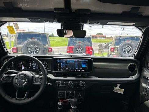 Used 2025 Jeep Gladiator Mojave AWD/4WD image 19